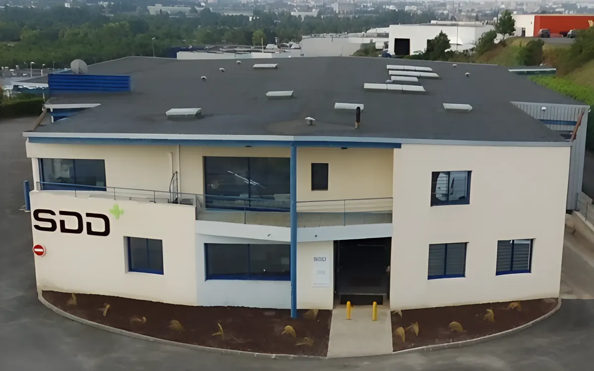 Le dépôt SDD+ de Champniers, près d’Angoulême, vu en plongée, le logo SDD+ sur la façade