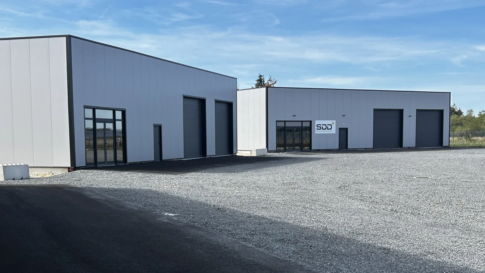 Les deux bâtiments du dépôt SDD+ de Biard, près de Poitiers, et leur cour de manœuvre