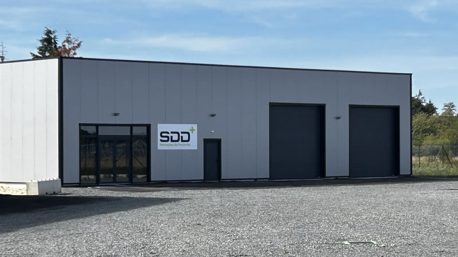 Le dépôt SDD+ de Biard, près de Poitiers, façade avec l’enseigne et les deux portes de quai
