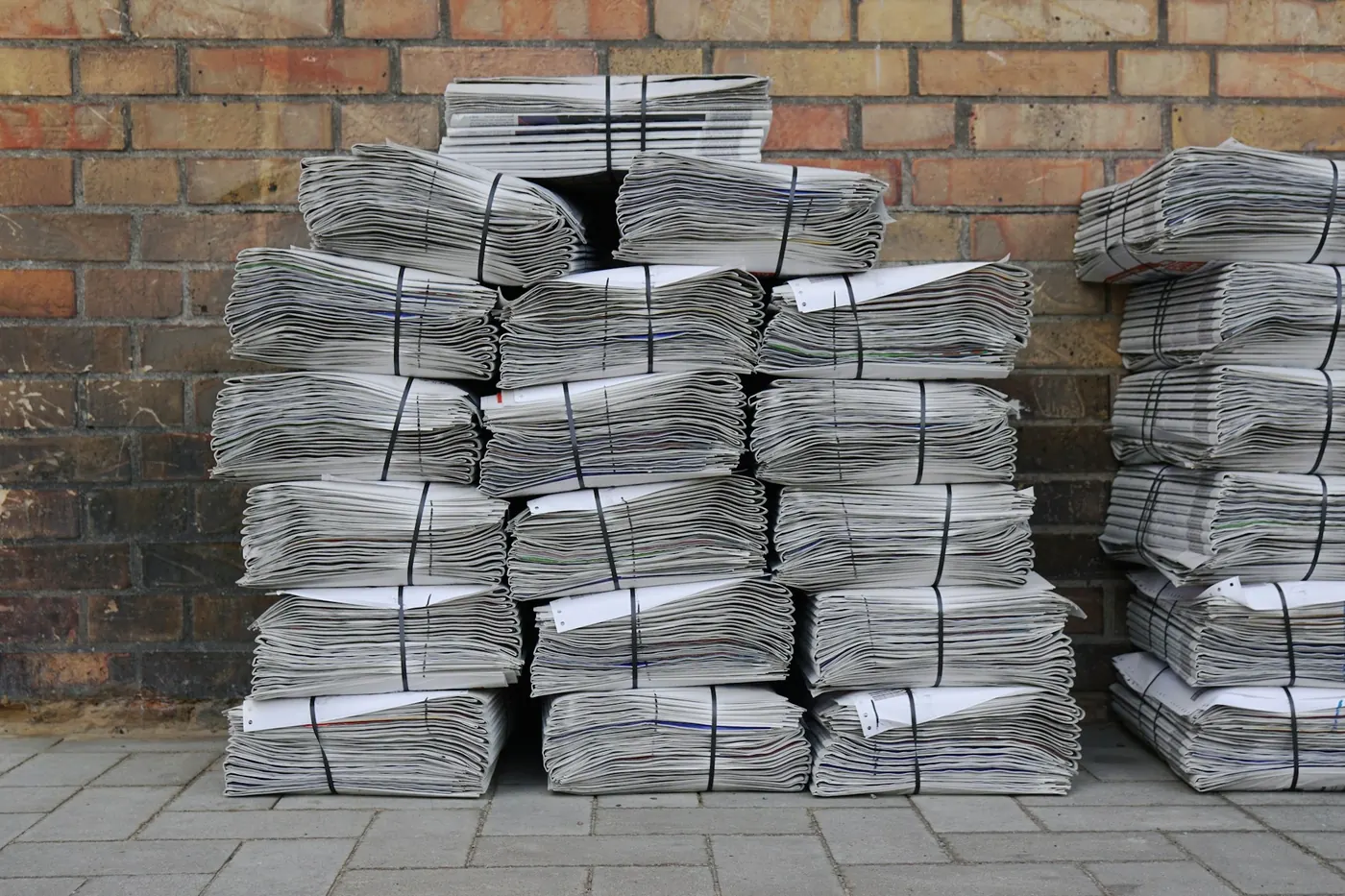 Piles de journaux ficelées, prêtes pour la tournée du matin